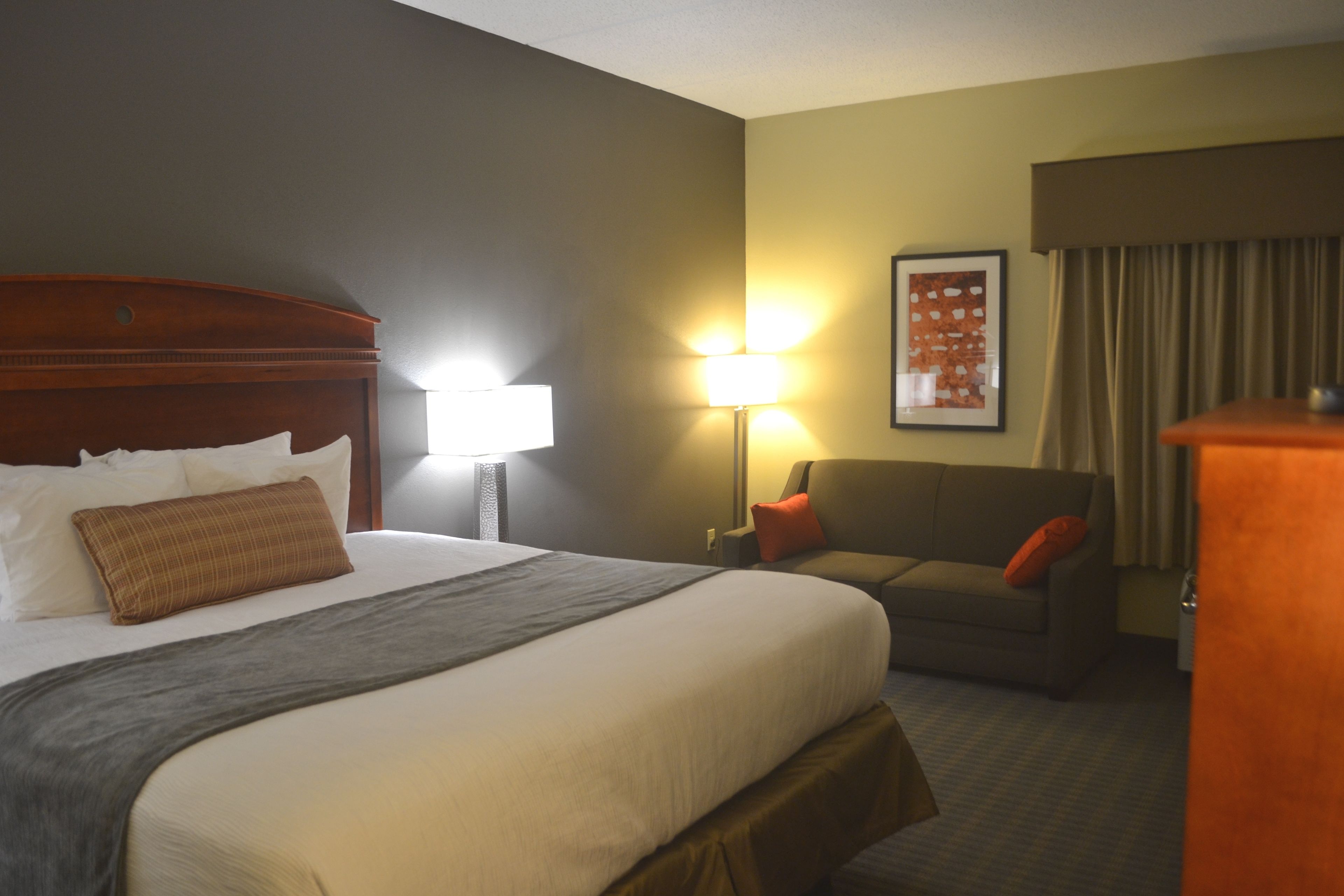 hypo-allergenic bedding, in-room safe, desk, laptop workspace