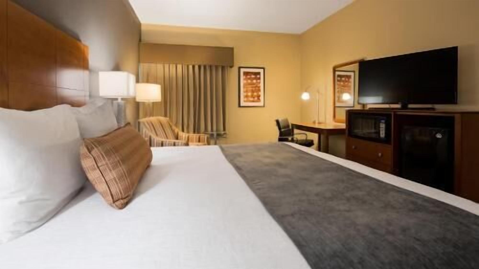 Hypo-allergenic bedding, in-room safe, desk, laptop workspace