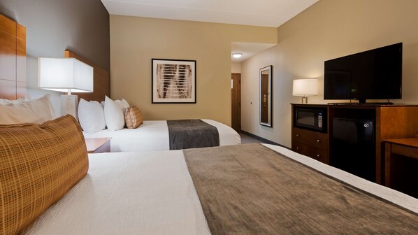Quarto standard, 2 camas Queen, para não fumantes, geladeira e micro-ondas | 1 quarto, roupas de cama antialérgicas, cofres nos quartos, escrivaninha