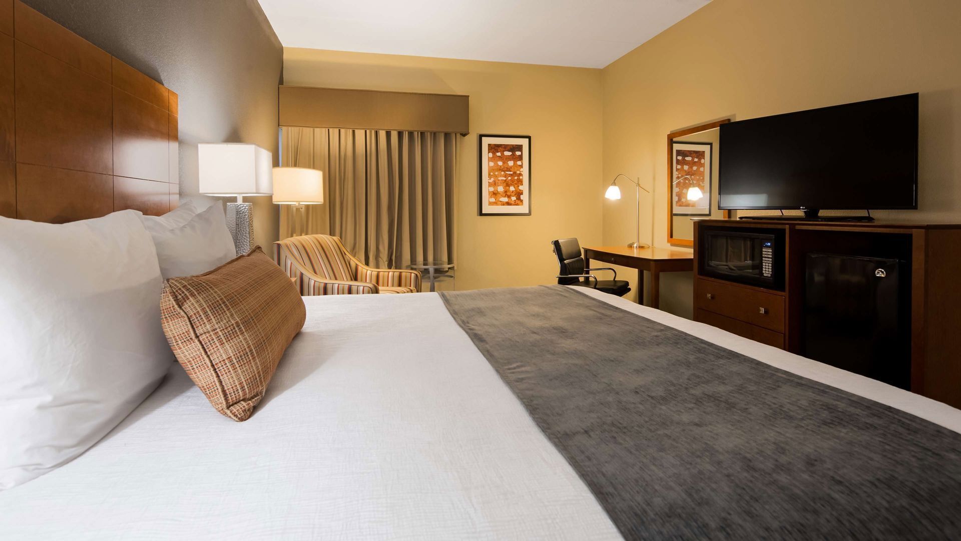 Hypo-allergenic bedding, in-room safe, desk, laptop workspace
