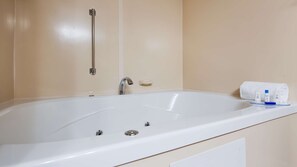 Quarto standard, 1 cama King e sofá-cama, para não fumantes (with Sofabed) | Banheiro | Chuveiro/banheira combinados, banheiras de fontes termais