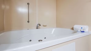 Standard Room, 1 King Bed with Sofa bed, Non Smoking, Jetted Tub (with Sofabed) | Bathroom