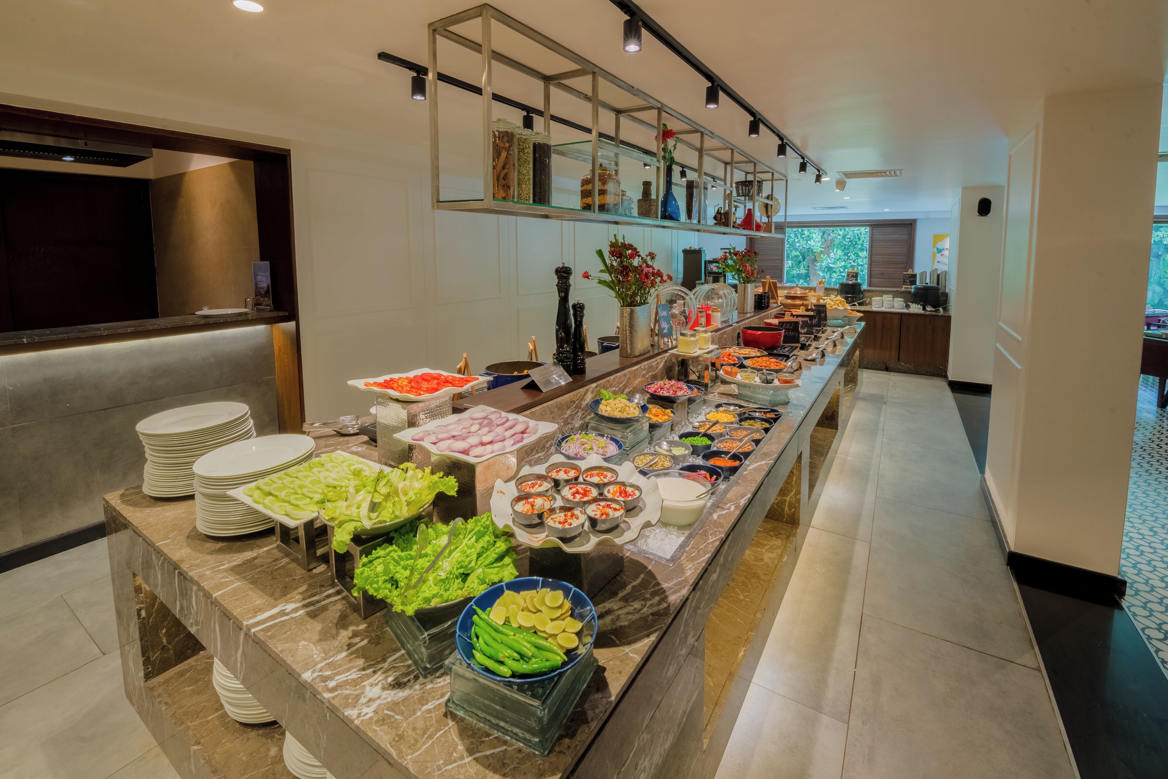 Buffet amb diversos plats i un taulell de marbre.