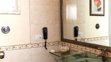 Club Room | Bathroom | Shower, rainfall showerhead, eco-friendly toiletries, hair dryer