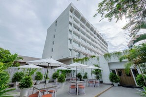 Breakfast, lunch, dinner served; international cuisine  - Southernstar Mysore (Mysore)