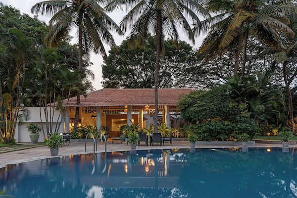 Breakfast, lunch, dinner served; international cuisine