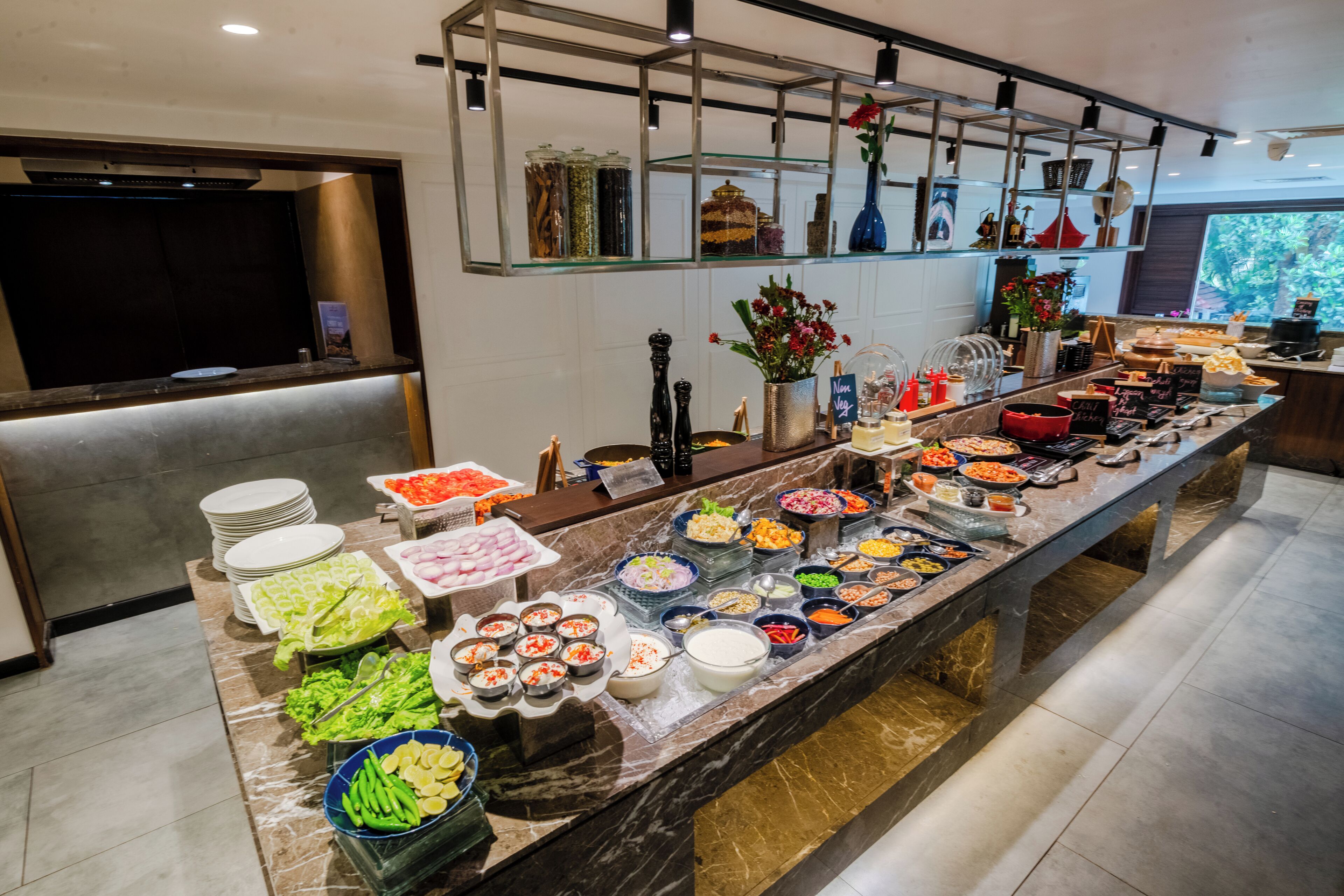 Ein Buffet mit verschiedenen Speisen und eine Glastheke für Würzmittel.