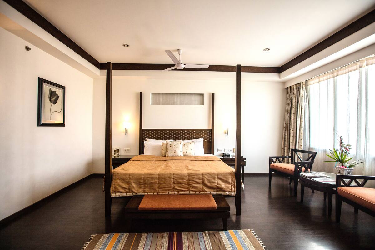 Executive Suite | Egyptian cotton sheets, premium bedding, pillowtop beds, minibar