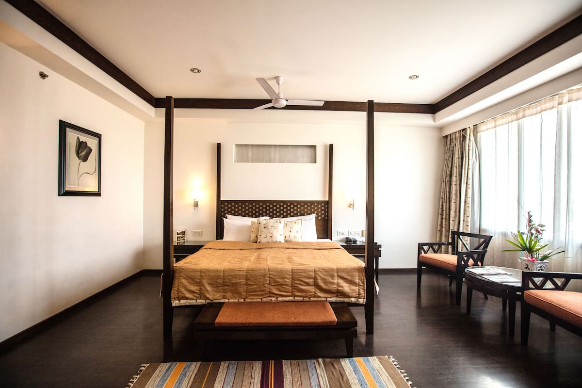 Executive Suite | Egyptian cotton sheets, premium bedding, pillowtop beds, minibar