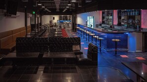 2 bars/lounges
