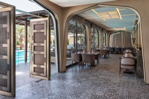 4 restaurants; breakfast, lunch, and dinner served
