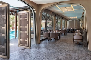 4 restaurants; breakfast, lunch, and dinner served