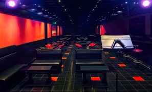 2 bars/lounges