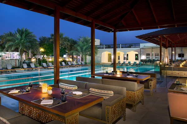 4 restaurantes; se sirven desayunos y cocina local e internacional