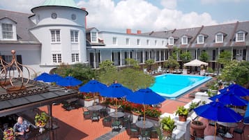 Een buitenzwembad, parasols voor strand/zwembad