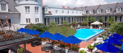 屋外プール、営業時間 11:00 ~ 19:00、プール パラソル、サンラウンジャー