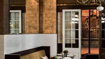 2 restaurants, breakfast, lunch, dinner served; Cajun/Creole cuisine