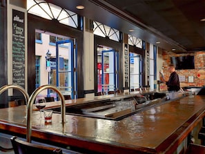 2 Bars/Lounges, Poolbar
