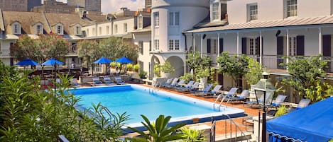 Piscine extérieure, accÚs possible de 11 h à 19 h, parasols