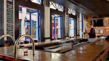 2 bars/lounges, een poolbar