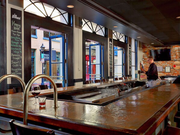 2 bars/lounges, poolside bar - The Royal Sonesta New Orleans (New Orleans)