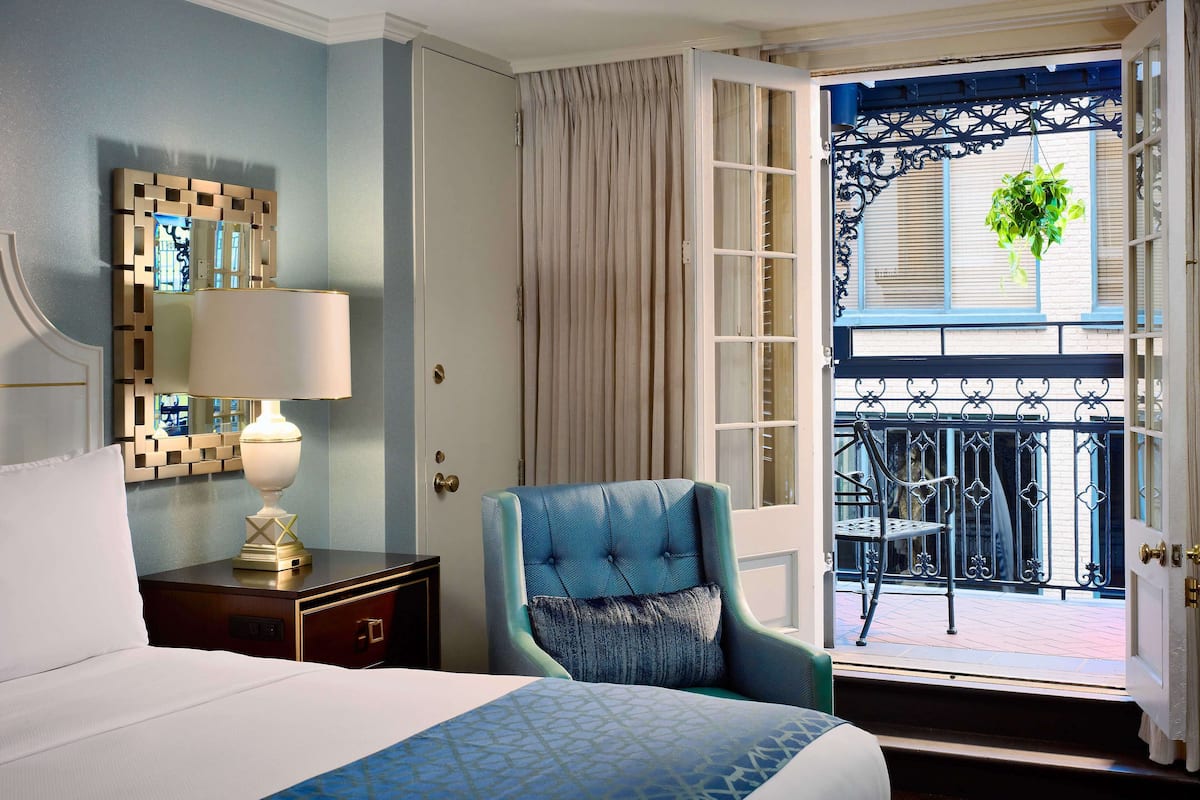 Hypo-allergenic bedding, pillowtop beds, in-room safe