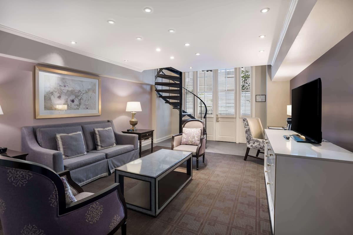 Suite, 1 King Bed (Back Patio Split Level) | Hypo-allergenic bedding, pillowtop beds, in-room safe