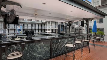 2 bars/lounges, een poolbar