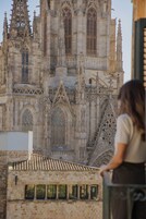 Una cattedrale storica con architettura gotica elaborata, caratterizzata da archi a sesto acuto e decorazioni in pietra minuziose.