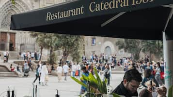 Un restaurant appelé « Catedral 1951 » qui offre une vue sur une cathédrale historique en arrière-plan.