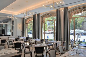 Petit déjeuner buffet (32 EUR par personne)
