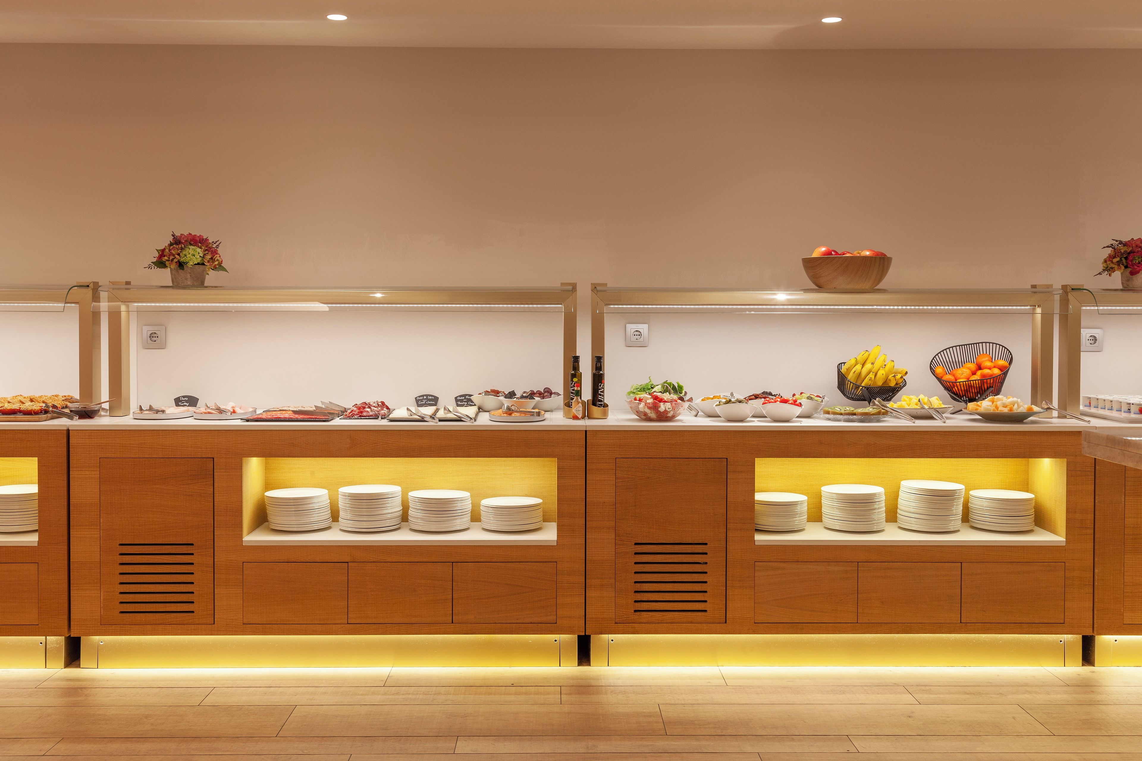 Uma mesa de buffet com diversos alimentos e acompanhamentos.