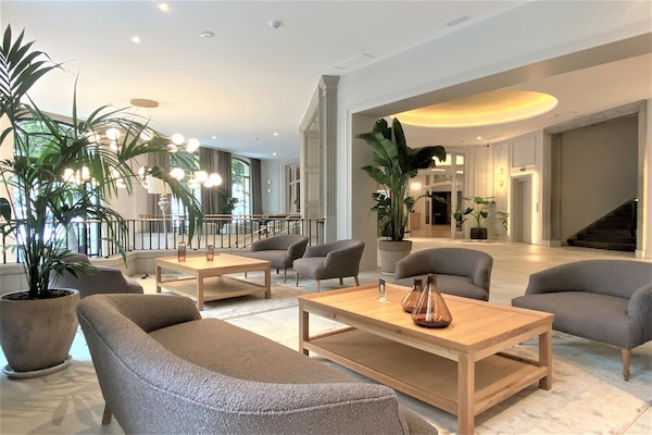 Coin salon dans le hall