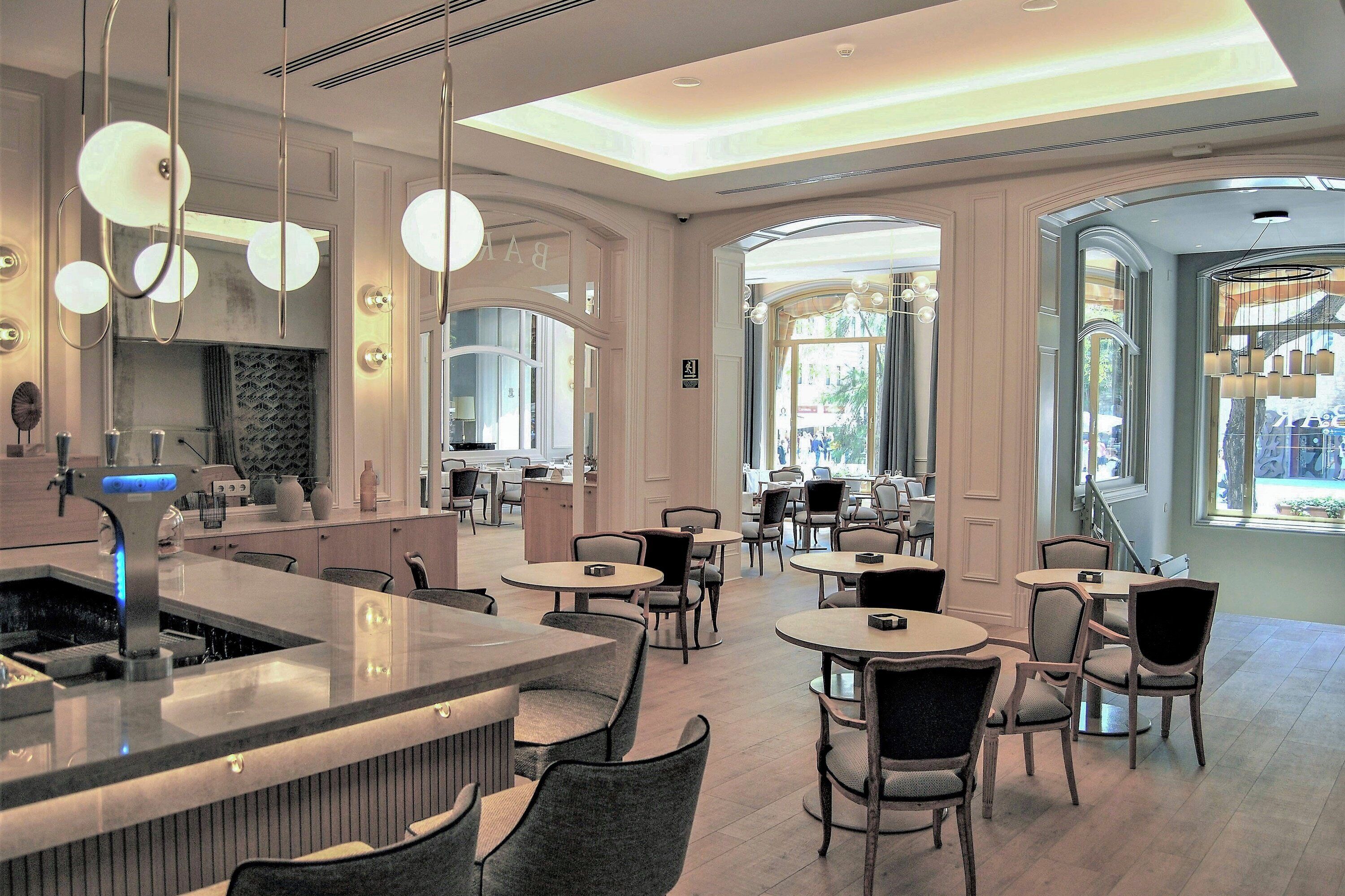 rooftop bar, al fresco dining, open daily