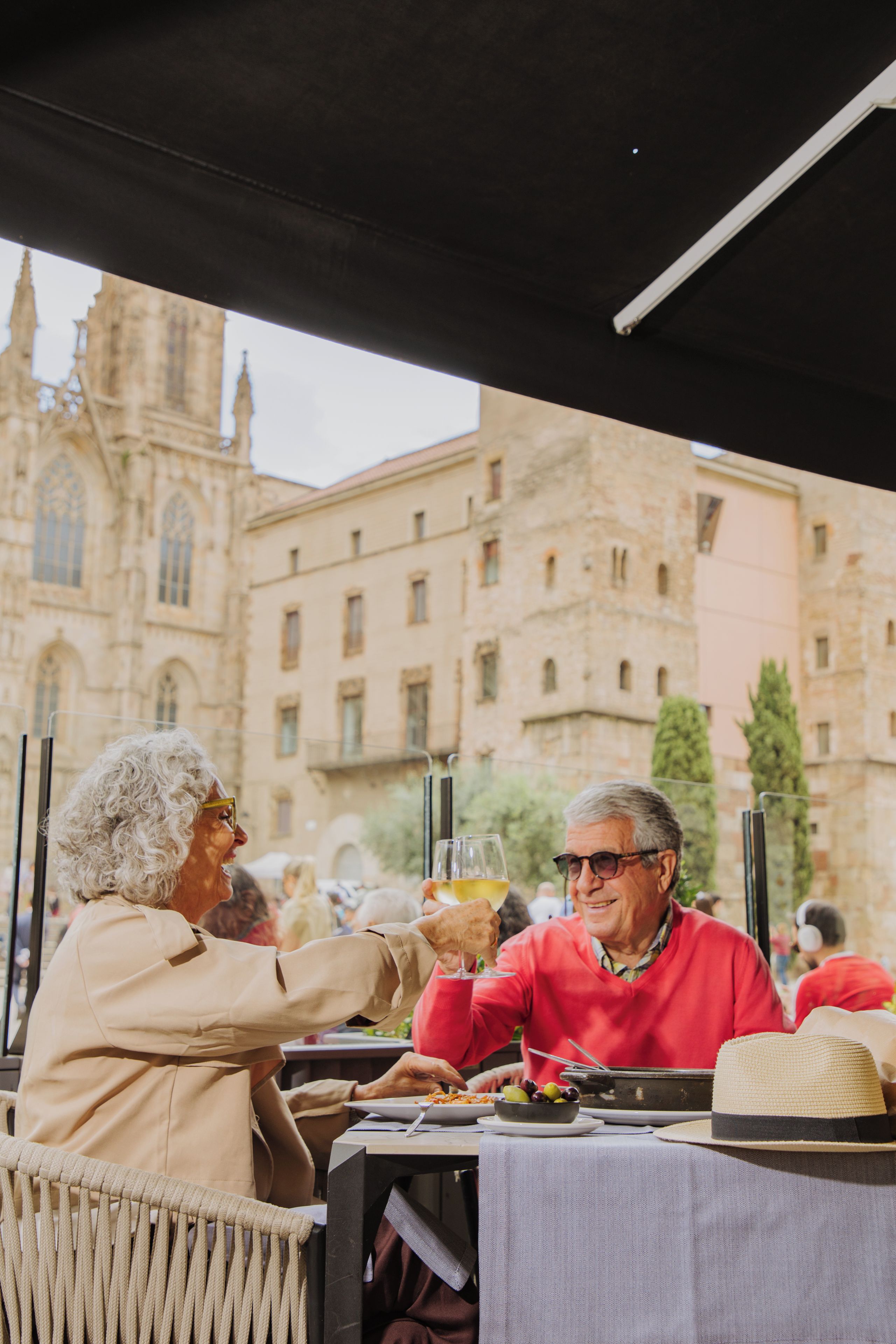 Un espace de restauration en plein air offrant une vue sur des bâtiments historiques.
