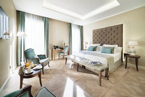 高級寢具、迷你吧、房內夾萬、書桌