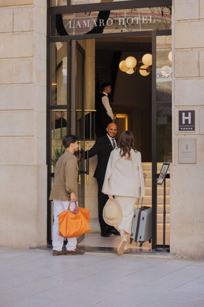 Entrada de un hotel con un letrero que dice 'LAMARO HOTEL'.
