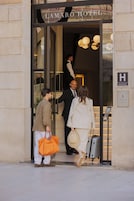Entrada de hotel com uma placa indicando 'LAMARO HOTEL'.