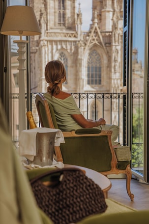 Premium Room | Premium bedding, minibar, in-room safe, desk. Lamaro Hotel Barcelona 5★ | Preferred Hotels & Resorts | Lifestyle Collection