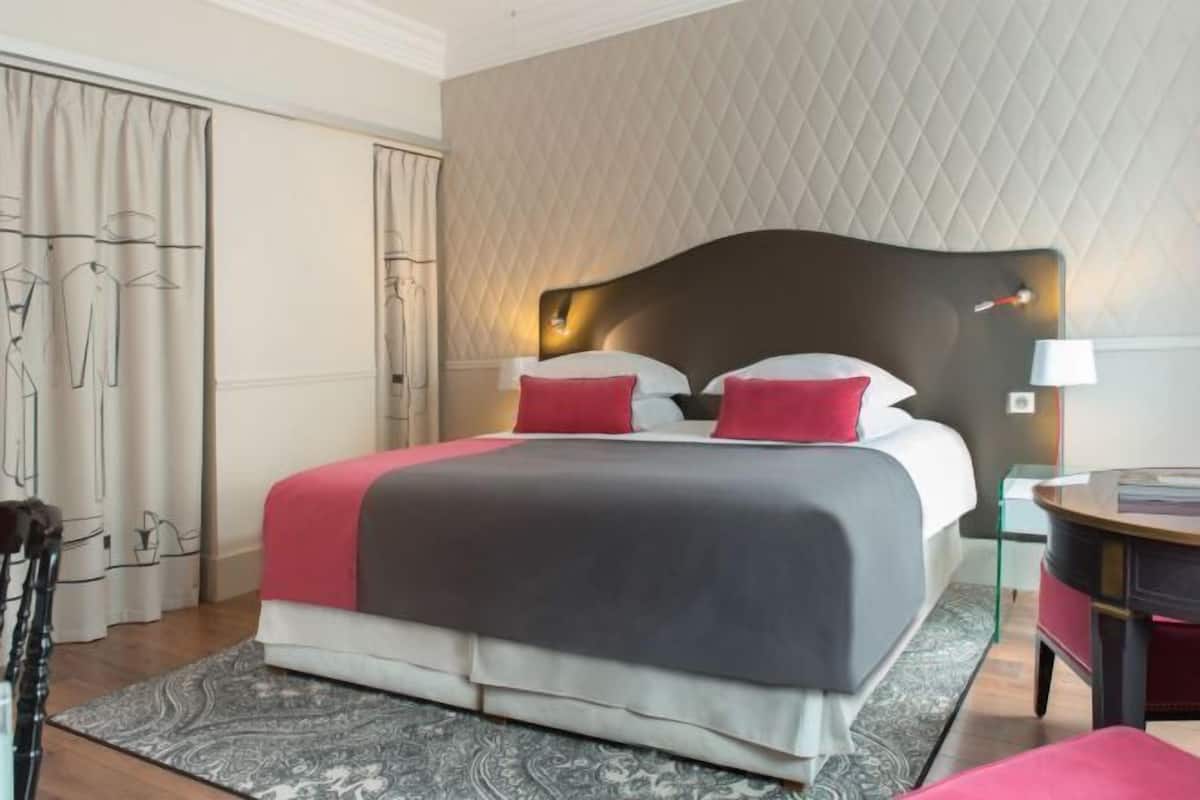 Ropa de cama de alta calidad, minibar, caja fuerte y escritorio