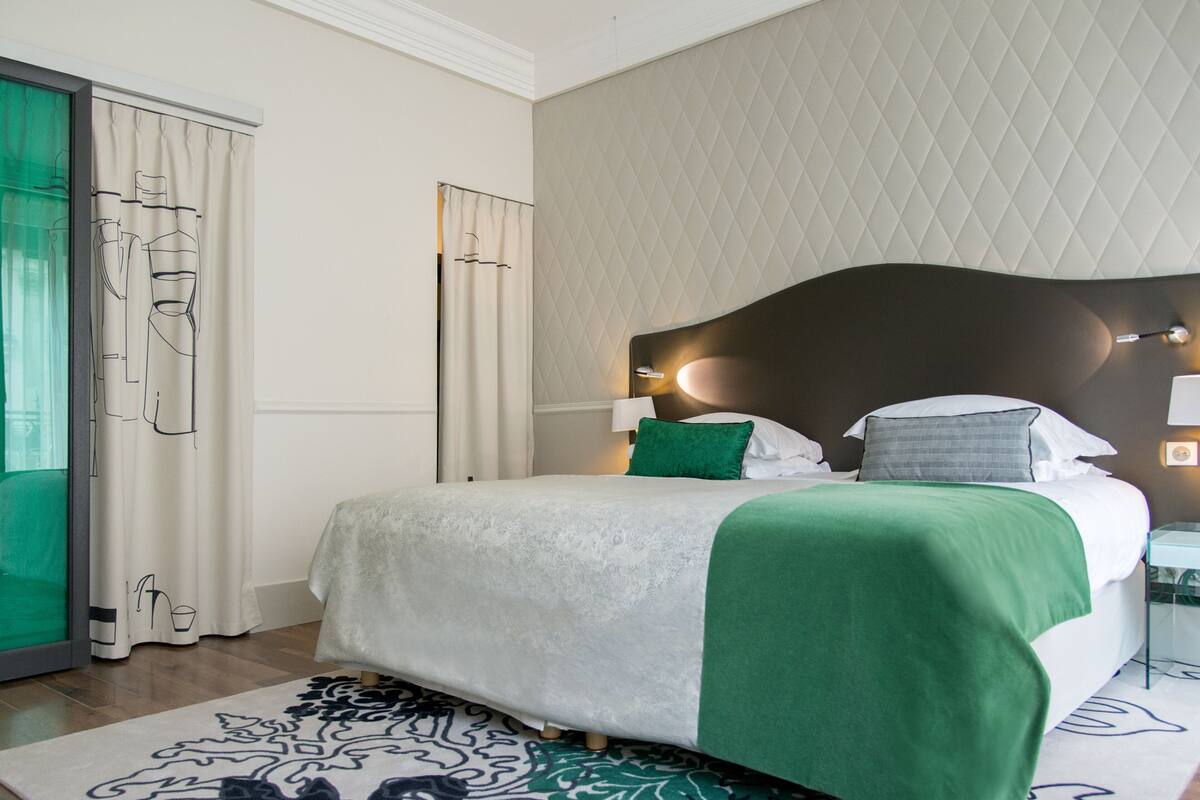 Superior Room Opera View | Premium bedding, minibar, in-room safe, desk