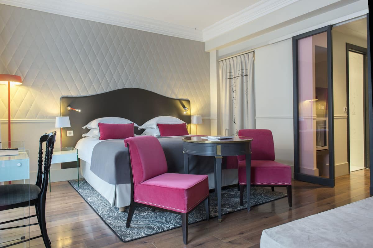 Deluxe-rum - balkong - utsikt mot staden | Sängtillbehör av högsta kvalitet och minibar