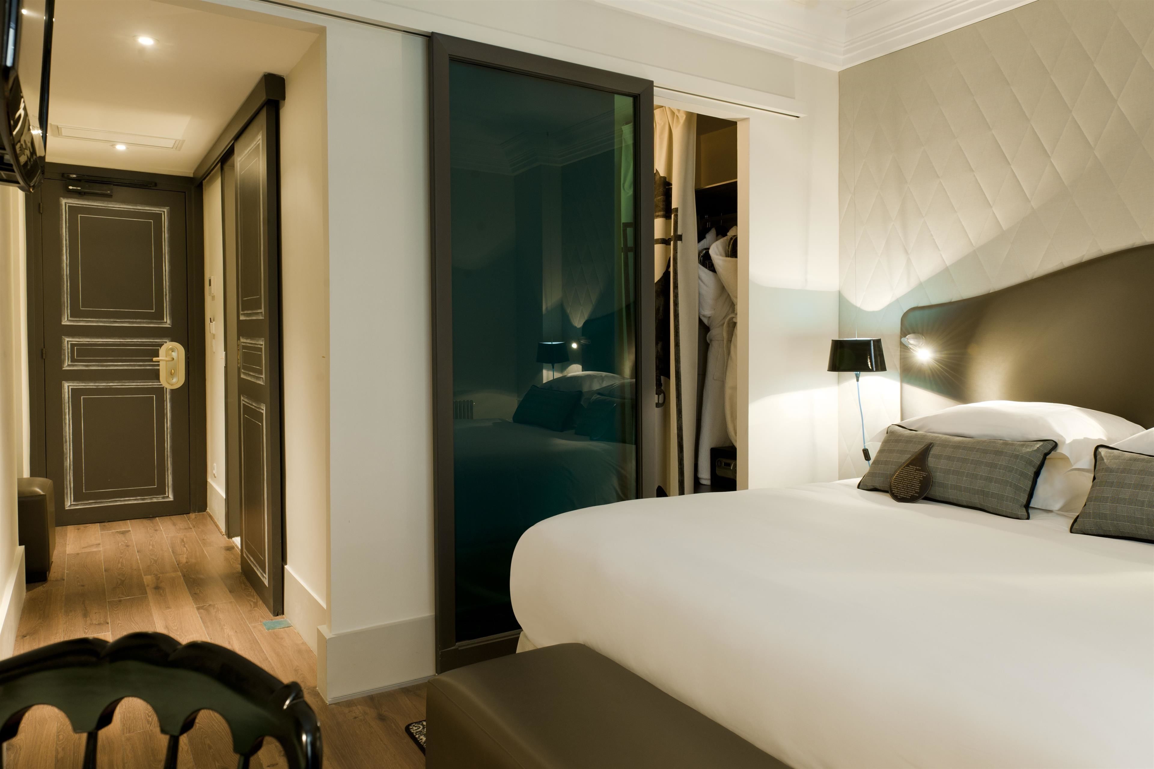 Ropa de cama de alta calidad, minibar, caja fuerte y escritorio