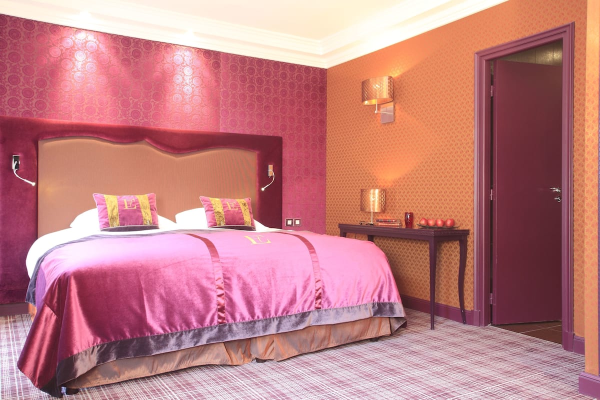 Premium bedding, minibar, in-room safe, desk
