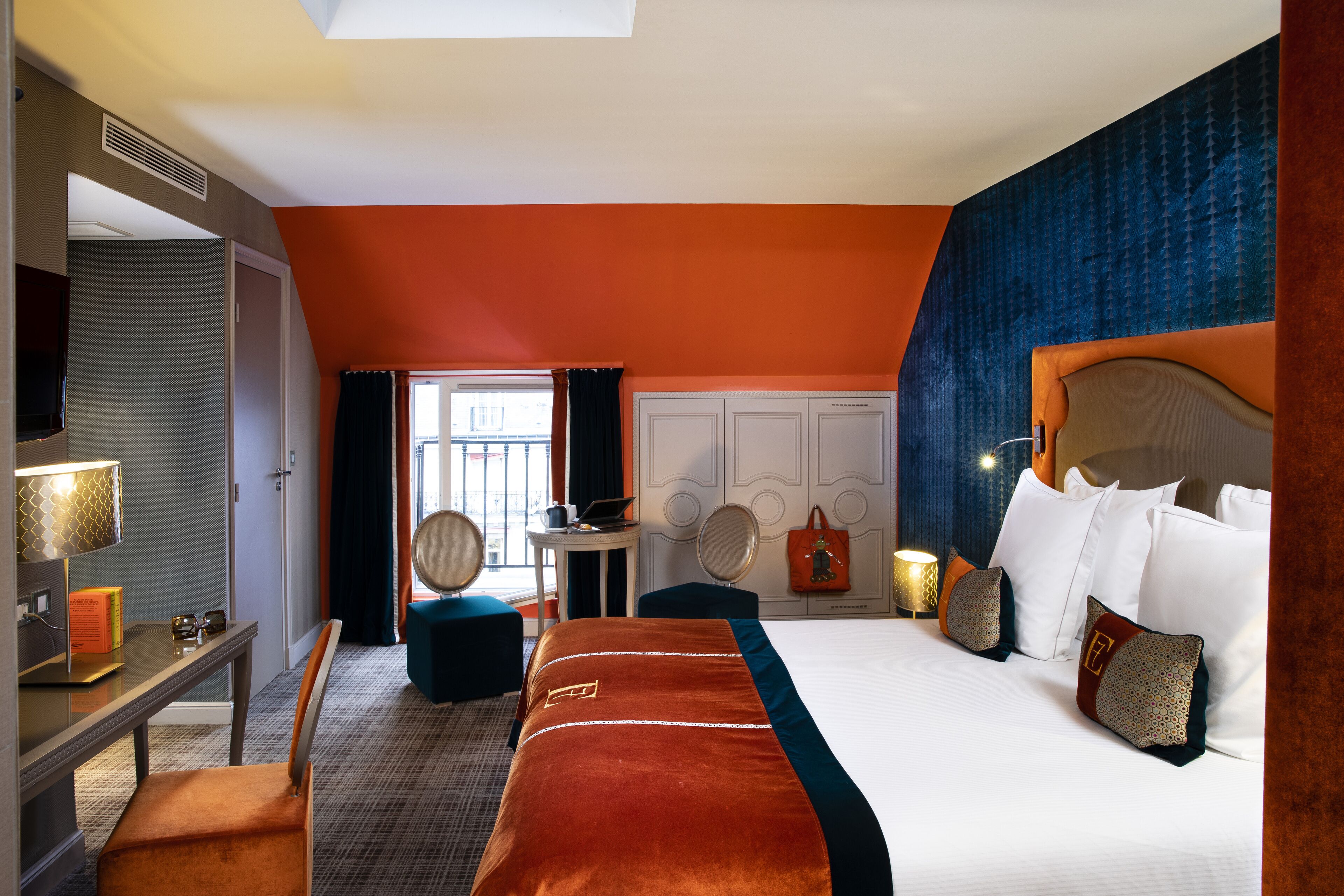 suite | premium bedding, minibar, in-room safe, desk