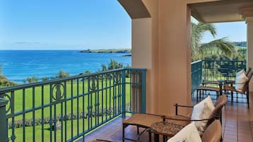 Ritz-Carlton Suite, Club lounge Access for 2, 1 King, Oceanfront | Biancheria in cotone egiziano, biancheria da letto di alta qualità