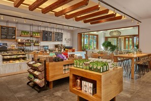 6 restaurantes; se sirven desayunos, comidas y cenas