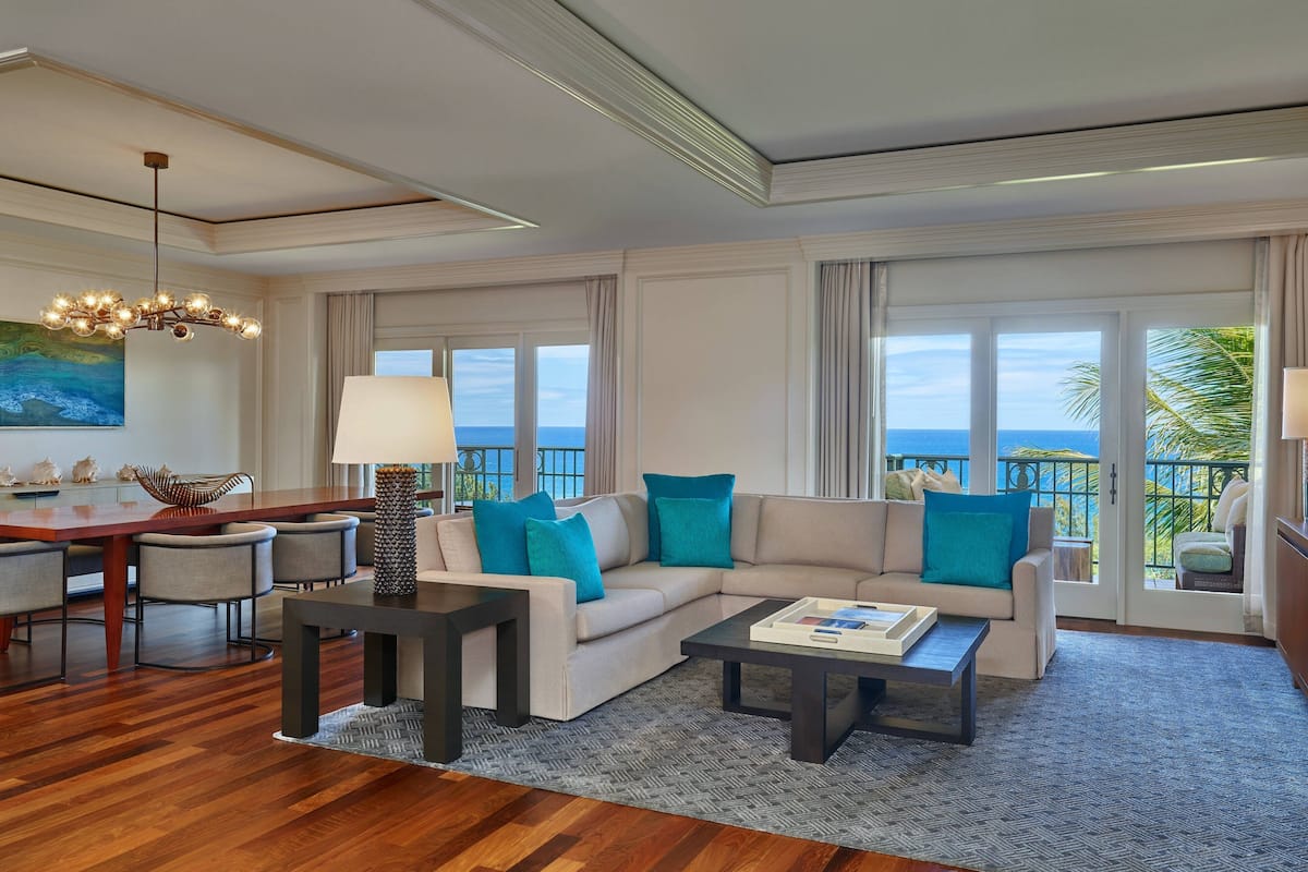 Royal Pacific Suite, 2 Bedrooms, Club Lounge access, Oceanfront | 1 habitación, sábanas de algodón egipcio y ropa de cama de alta calidad