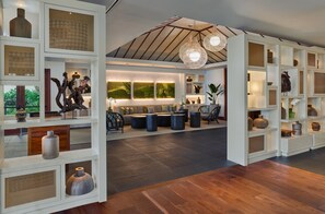 6 restaurants, breakfast, lunch, dinner served; seafood 