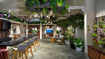6 restaurantes; se sirven desayunos, almuerzos, cenas y marisco